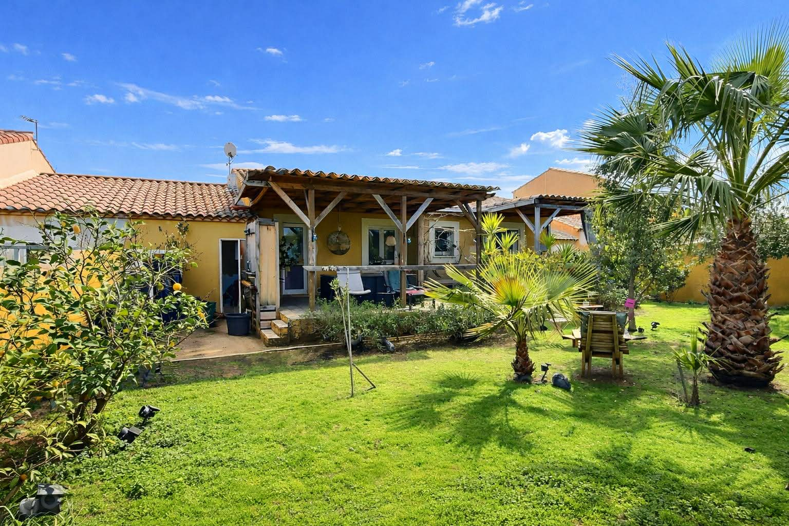 Maison de plain-pied 110 m2 avec jardin arboré et garage.